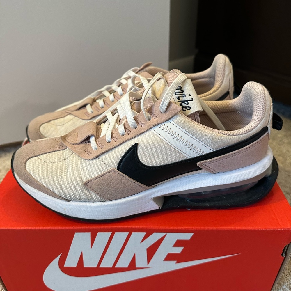 Good used condition women’s Nike sneakers size 7
